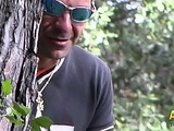 Madurita fue al bosque en busca de setas y encontr&oacute_ un r&aacute_bano !!!
